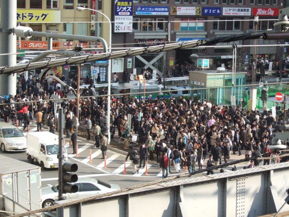 高田馬場駅前に集まった人々