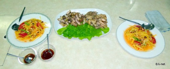黒米と緑豆のご飯に焼き鳥とパパイアのソムタム