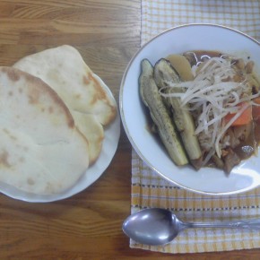 スープカレー。ナンはもちろん生地から