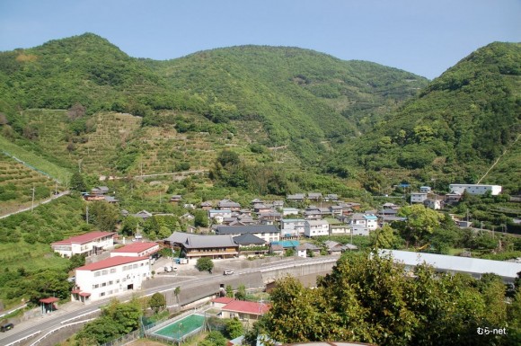 山の中腹から見た六川地区全景