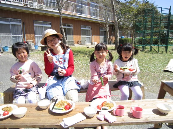 学園生全員で桜見野外食