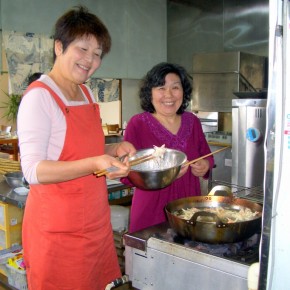 厨房で調理する和子さん幸子さん