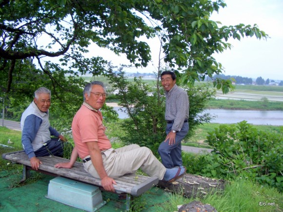 男の人達で屋根塗り作戦中