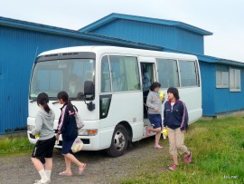 バスから降りる女子部