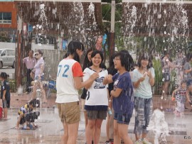 水原華城の後は噴水で水遊び