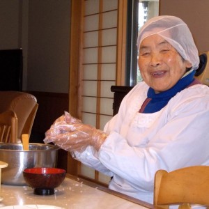 愛和館大掃除の日　老蘇さんはおにぎりづくり
