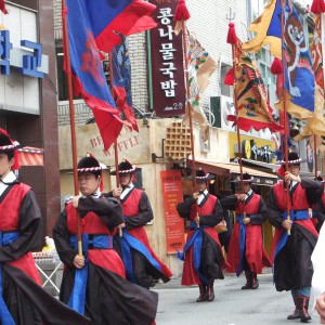 現存する宮殿正門横で偶然に兵隊さんの交代行進に遭遇