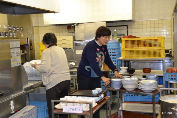 豊里の愛和館では食器を棚に戻すのも誰でも入れる。