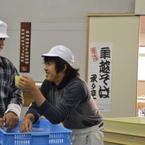 素直君(左)と春日山 本田崇幸さん