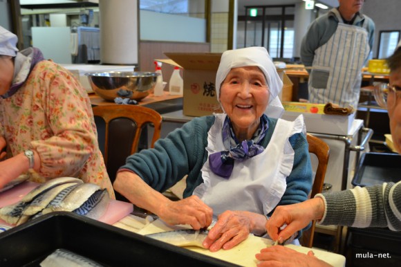 鯖の薄皮剥きをやるふみさんの手さばきは見事