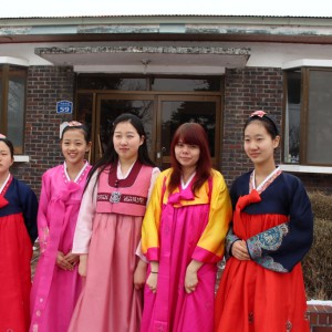 村の娘たち。（右から）金ソジョン、エミリア、李ジウォン、ハン・タソム、ハン・セミ
