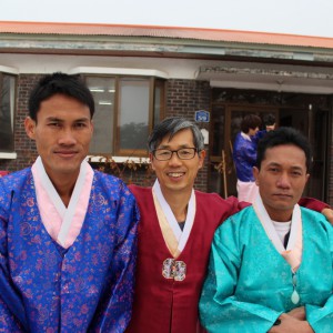 金サンボさん（中央）とタイの社員さんたち