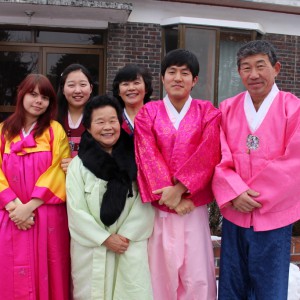 （右から）李ソンスさん、ユ・ジェホ君、金ヒョンジュさん、チョ・ジョンヒさん、李ジウォンちゃん、そしてフィンランドから来たエミリアちゃん