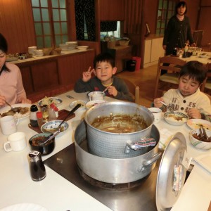 内部川の食事風景