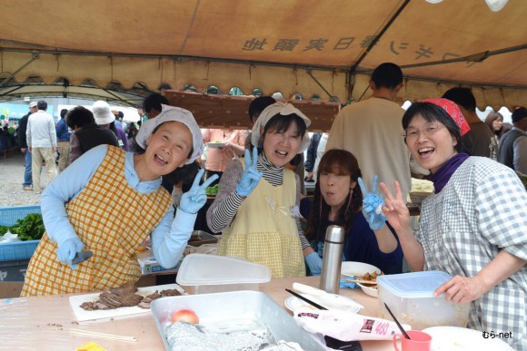 豊里と伊賀地区養豚部のみんなと一緒に豚肉料理のお店