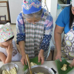おばさんとお母さんと一緒に、タイのお菓子（バナナともち米のお菓子）を作りました◆上田師代(タイ)