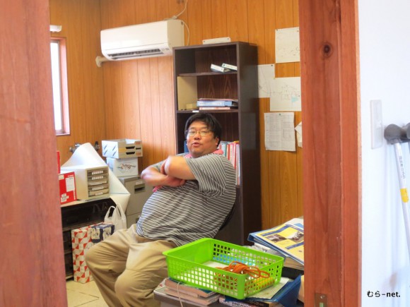 窓口横の部屋は産業事務に