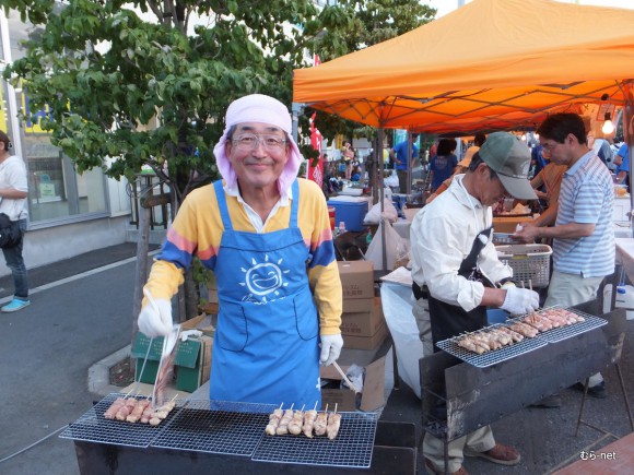 「鶏屋のやきとりだよ」と玉井さん