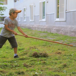 武藤涼風君 庭の草刈後の草集めをよくやってくれます。朝学校へ行く前パジャマ姿で草集めをやっていました◆井口義友(別海)