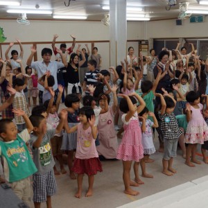 幼年楽園村の子ども達も一緒に「♪おーちたおちた」と大盛り上がりでした