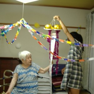 本田國ヱさん(93歳)dayサービスに週3回行っています。9/15は誕生日でひ孫からのくす玉です。