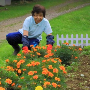 花壇の手入れをする井上すいさん