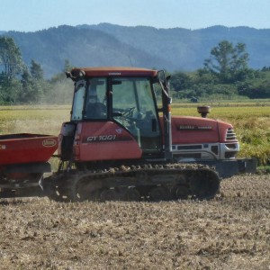 稲刈り後田んぼへ一志の鶏糞を散布