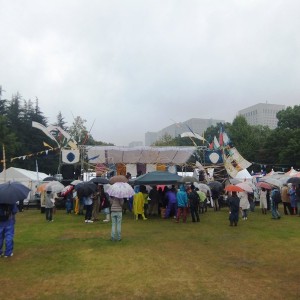 雨の中のメインステージ