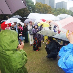 加藤登紀子さんも雨の中挨拶
