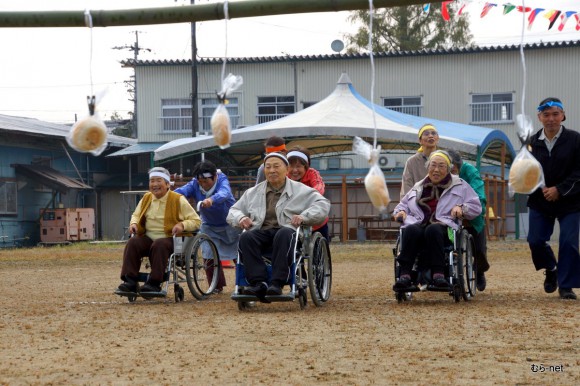 車椅子でパン喰い競争に参加する老蘇さんも