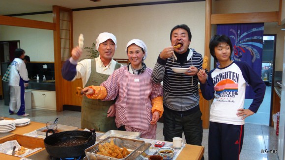 串カツ最高！　(春日山の鈴木さん夫妻が日曜市などで大好評という豚の串カツを持ってきてくれました)