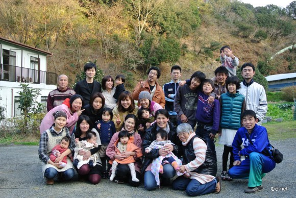 1/2恒例の餅つきに集まった面々、六川で育った若者達です 子供達も賑わいました  