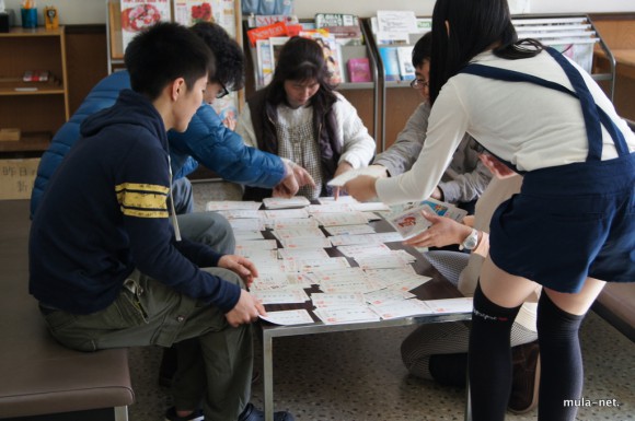 年賀状を振り分けています