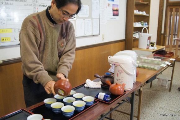 お茶部の馬場さんがお茶を淹れてくれます