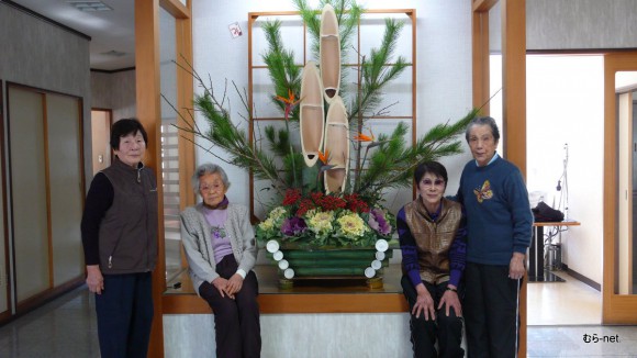 六川の老蘇さん、左から木下広子さん、杉山瑞江さん、上中佐代子さん、小堀政枝さん
