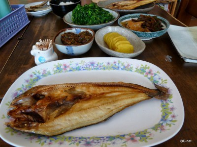 今日の昼食はホッケ・蕗の薹味噌・クレソンの浸し･ウドとアイヌ葱の漬物･いぶりがっこ