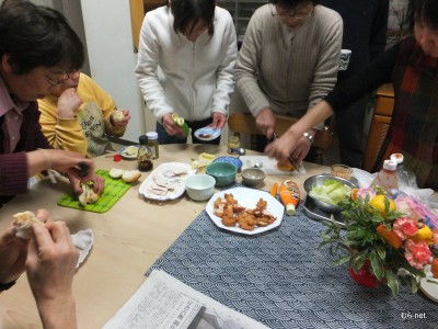 今度、多摩のパンの店カントリ−でパン祭りをやろう！準備研の前に・・・どんなパン？どう？ってことで、試食、試作。マヨネ−ズ、からし、わさび、醤油、ゆずこしょう、ブラックペッパ−
何々・・・と賑やかでした。◆佐々木順子(多摩)