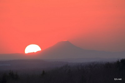 雄阿寒岳と夕日◆井口義友