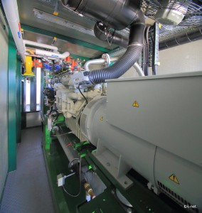 5、CHP本体、ガスエンジンと手前に発電出力１５０ｋｗ　奥に熱出力１７９ｋｗの機械装置で構成。
