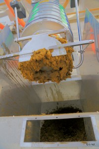 8、固液分離機　ホースで送られた消化液がこの機械で固体と液体に分離され、固は床の開口部から一階に落ち牛の敷き料に、液はホースを通して外部へ。