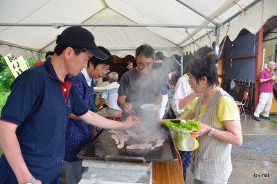 どしゃぶりの中の野外食