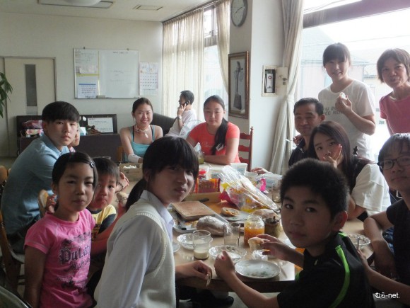 多摩の生活館のロビ−で、3か国の子供達との朝の光景です。韓国からの里帰りのノリコさん家族、埼玉のサチコさん一家、モンゴルの子供達