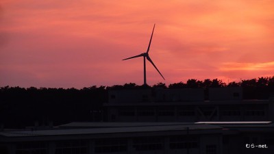夕陽の中の風車◆浦崎雄一(大潟)