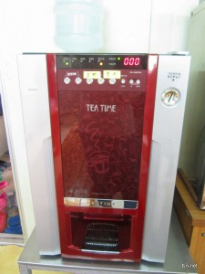 拠所の給茶機、紅花茶やきな粉に似た味のお茶、コーヒーなど3種です。とっても甘いです