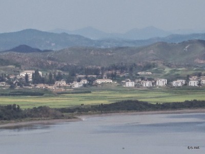 天気もよく、対岸には北朝鮮の農村が見えました。