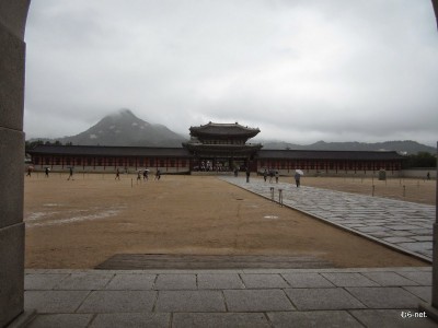 ソウルにはたくさんの宮殿があるそうです。そのうちの一つ、景福宮（ケョンボックン）です。