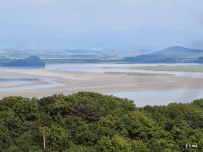 臨津江（イムジン川）の向こう側は北朝鮮です。潮が引いていて、歩いて渡れそうです