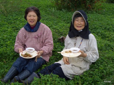 四葉のお姉さんクローバー。塗師村勝子さん（美里）平山明美さん（一志）