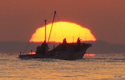 日の出と漁場