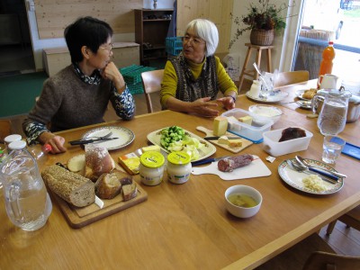 昼の食事風景